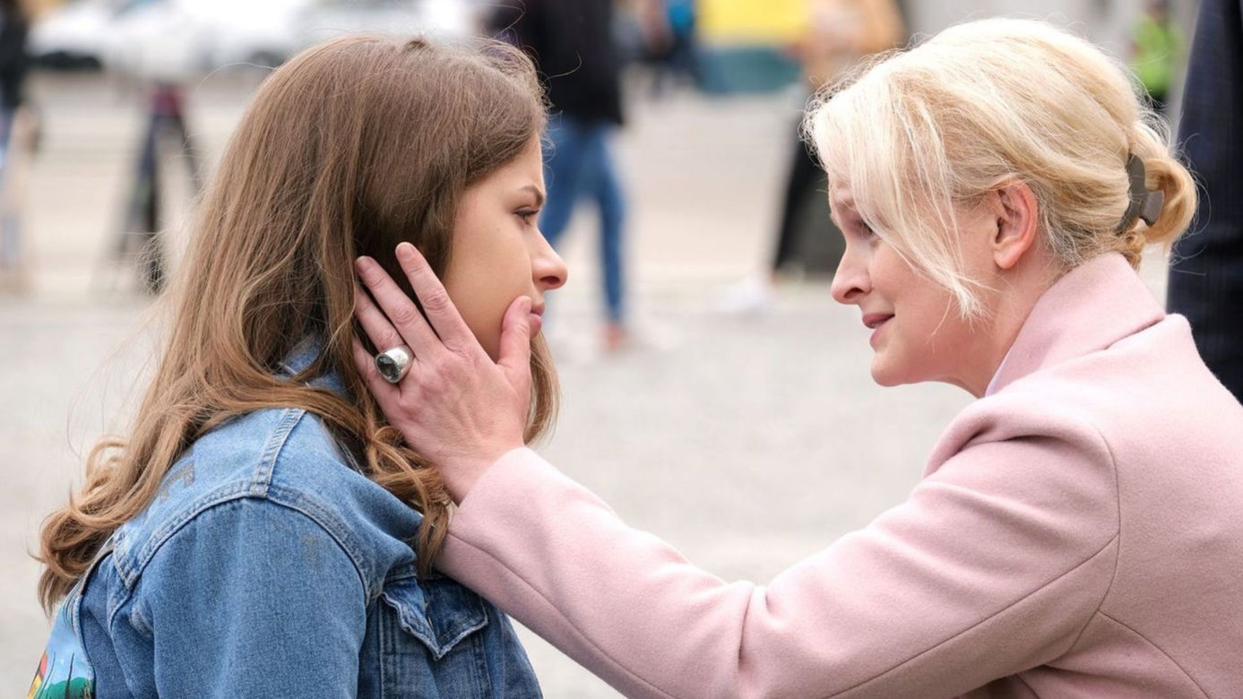 M jak miłość odc. 1596 po wakacjach 2021. Marta (Dominika Ostałowska), Ania (Gabriela Świerczyńska)