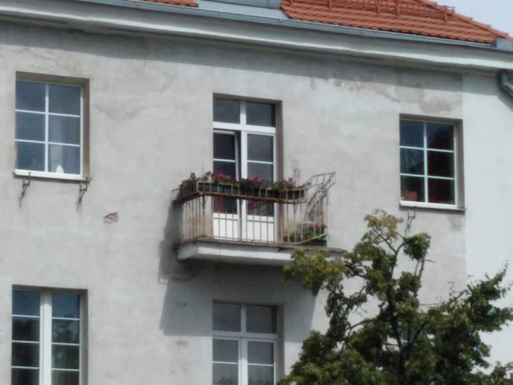 Zdeformowana balustrada balkonu przy Powsińskiej