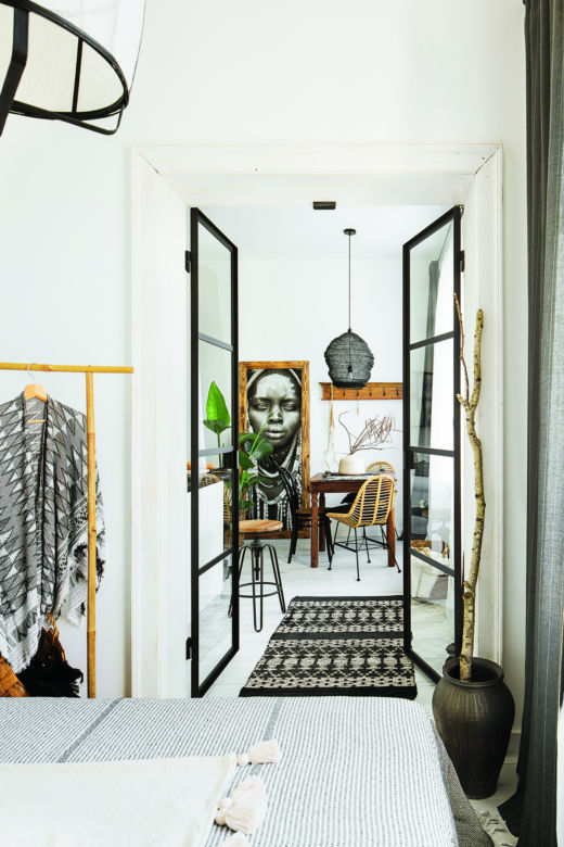 Czarno-białe wnętrze w stylu tribal boho