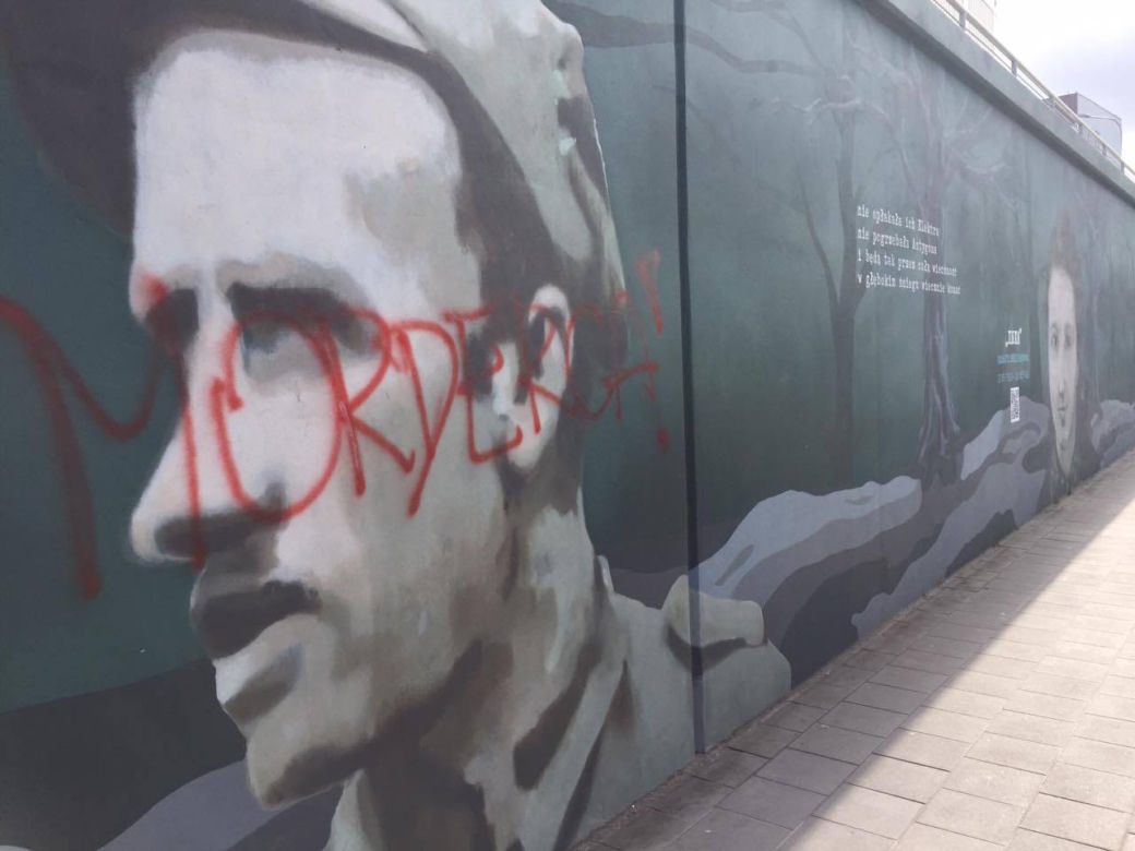 Zniszczono mural Żołnierzy Wyklętych! Napis "MORDERCA" na portrecie majora Łupaszki [ZDJĘCIA]