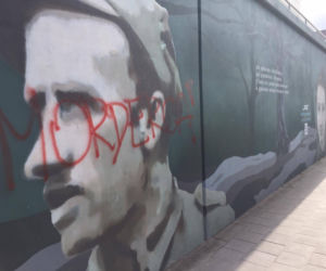 Zniszczono mural Żołnierzy Wyklętych! Napis MORDERCA na portrecie majora Łupaszki [ZDJĘCIA]