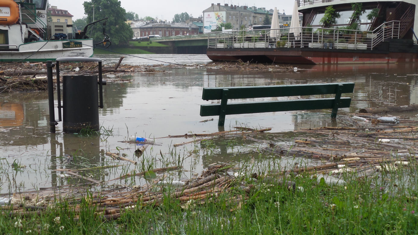 Powódź w Krakowie 24.05.2019: Fala kulminacyjna na Wiśle: zalane bulwary, "okropny widok"