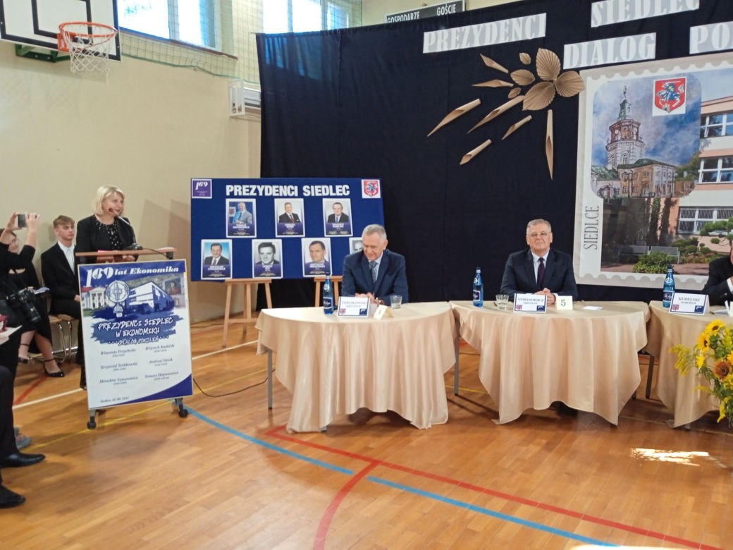 100 par zatańczyło poloneza na 100-lecie siedleckiego Ekonomika