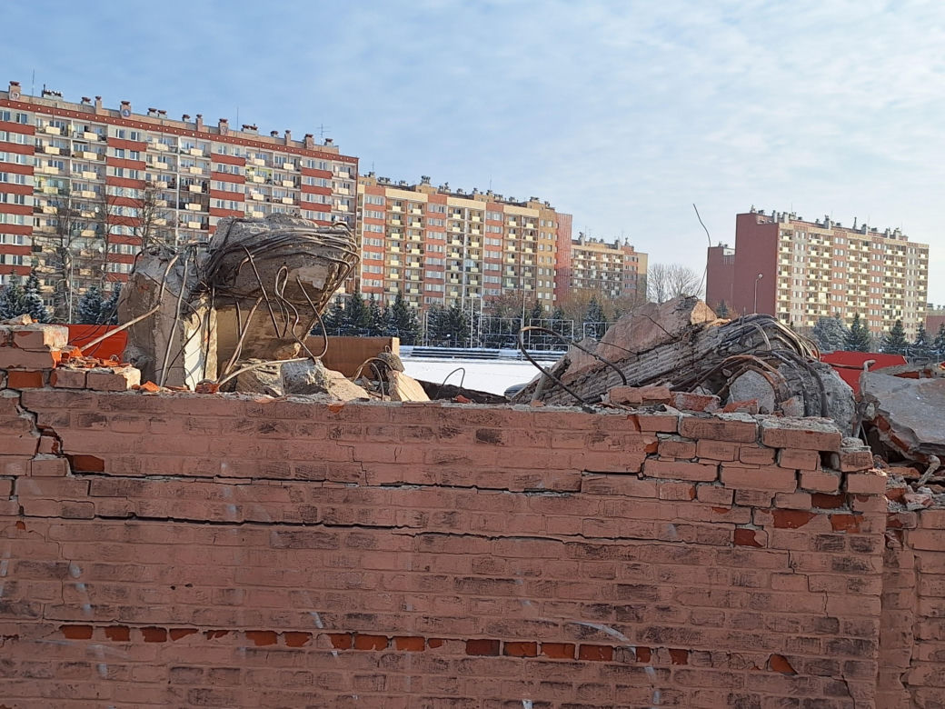 Trwa wyburzanie stadionu Resovii 