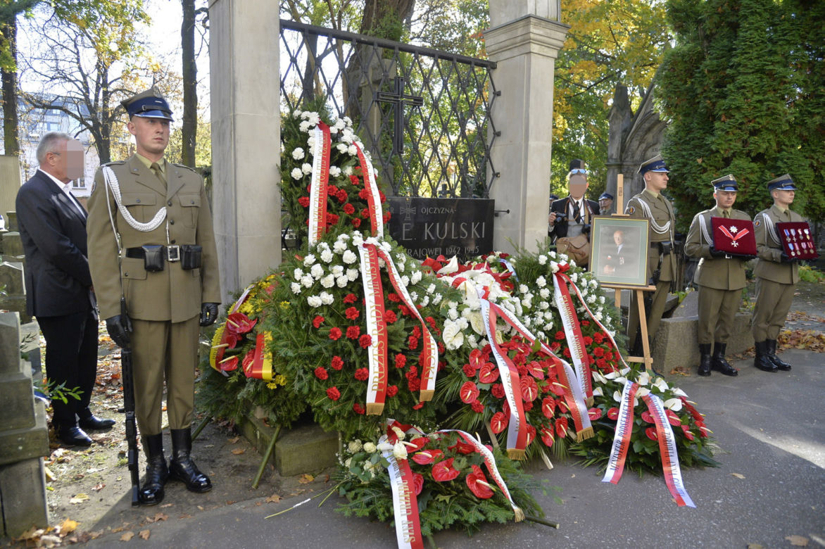 Jego grób znajduje się na Starych Powązkach za katakumbami