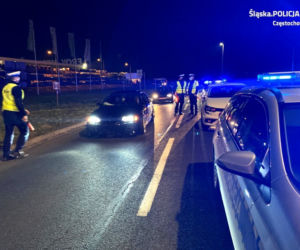 Nielegalne wyścigi samochodowe w Częstochowie. Aż 700 osób zebrało się na parkingu przed centrum handlowym. Interweniowała policja [ZDJĘCIA, WIDEO]