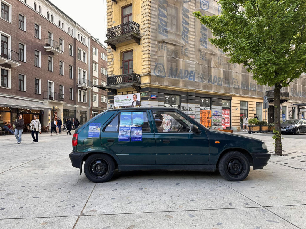 Akcja Miejskiej Agendy Parkingowej na placu Pięciu Rogów w Warszawie