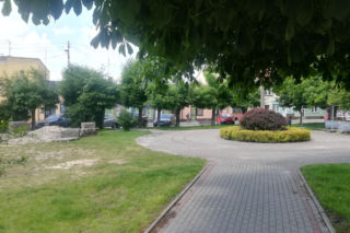 To jedno z najpiękniejszych miast w woj. łódzkim. Rośnie w nim dąb, pod którym miał odpoczywać Napoleon