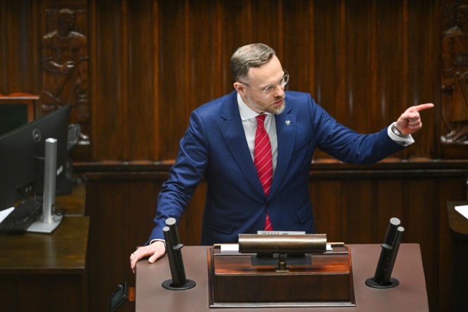 Sikroski bez hamulców do Macierewicza: Antek świrze!