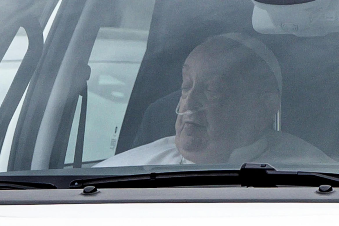 Papież Franciszek opuścił szpital po 37 dniach