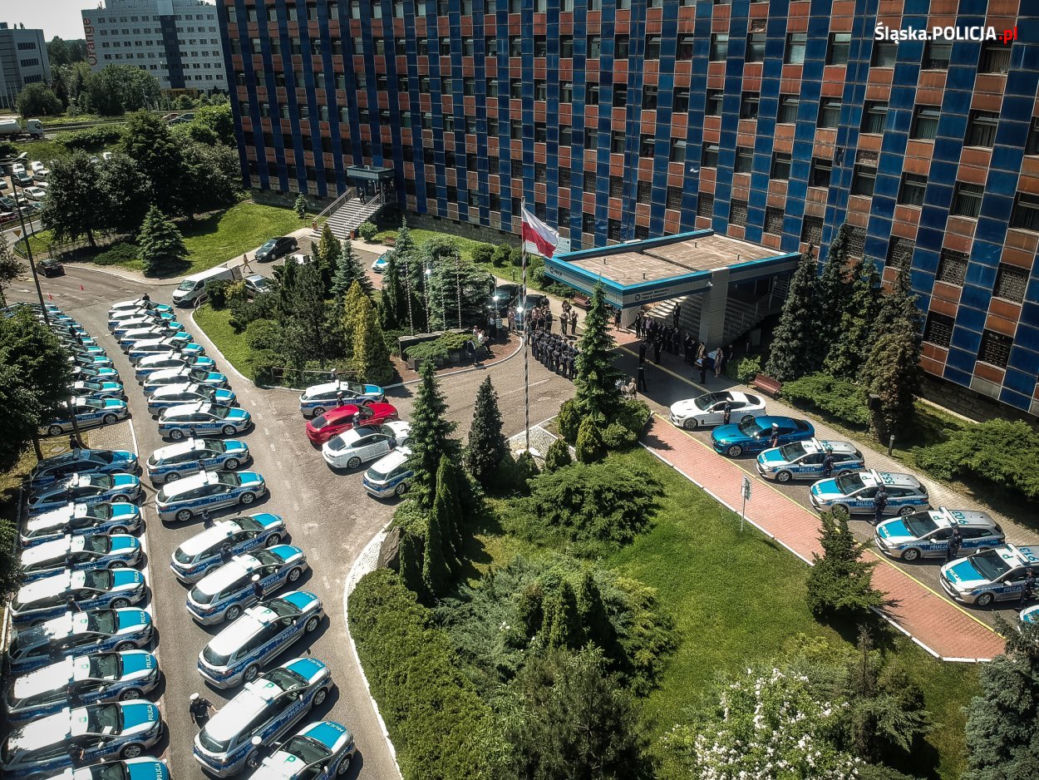 Śląska policja ma nowe radiowozy - hybrydowe Toyoty Corolle i szybkie Kie Stinger