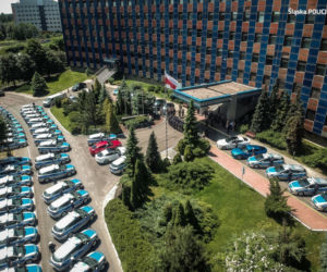 Śląska policja ma nowe radiowozy - hybrydowe Toyoty Corolle i szybkie Kie Stinger