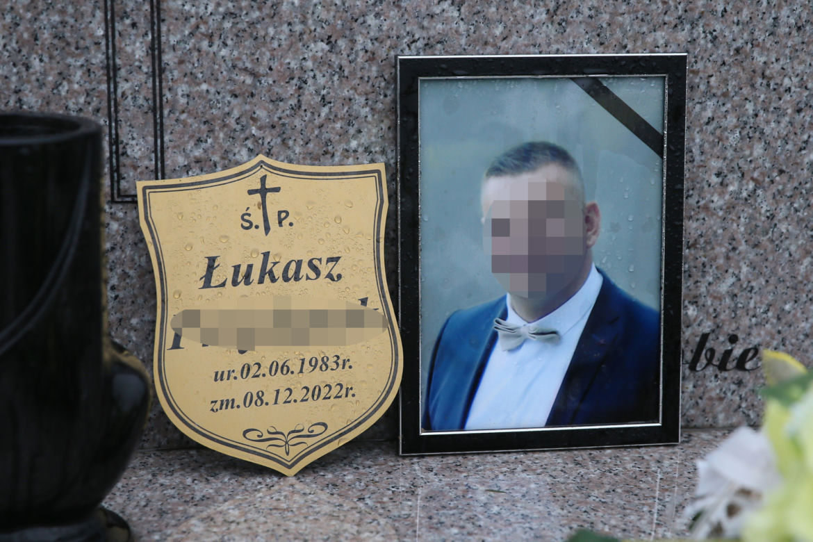 W szale zabił żonę i się powiesił. Tak wyglądają groby Urszuli i Łukasza z Sochaczewa