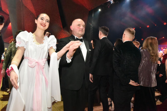 XIV Marszałkowski Bal Dobroczynny w CKK Jordanki. Zdjęcia ze środka. Efektowne kreacje VIP-ów