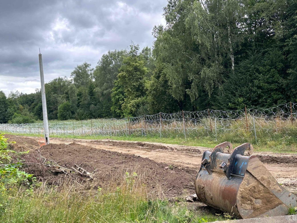 Zapora na granicy z Rosją ma być gotowa we wrześniu. Trwają testy