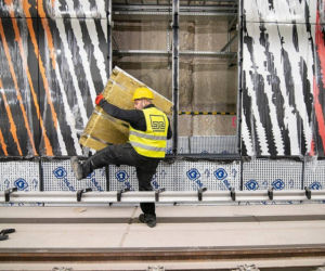 Tygrysie ściany w metrze na Targówku