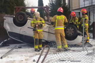 Potworne dachowanie pod Siedlcami. 25-latka skasowała auto, ucierpiał też jej palec
