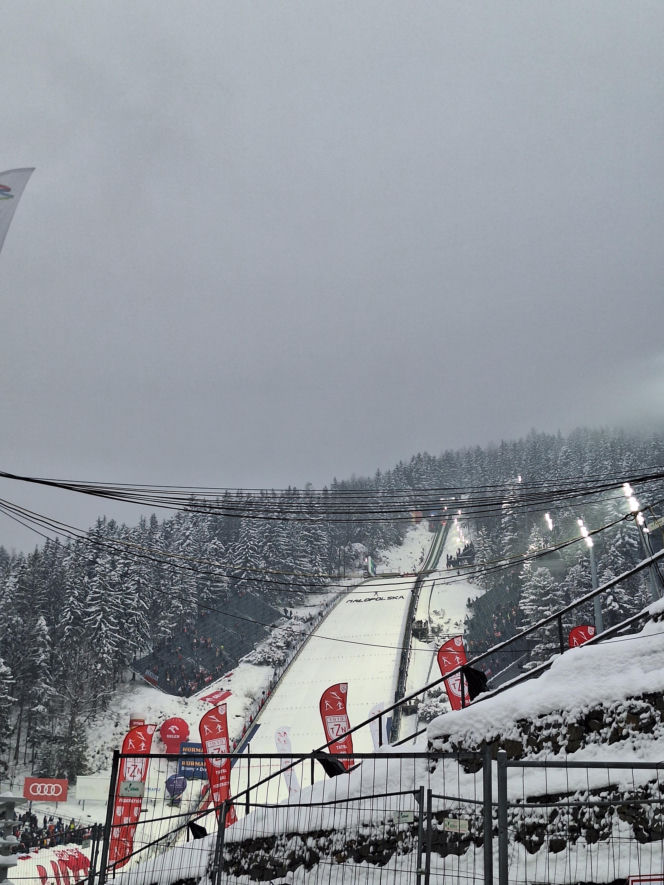 Tłumy kibiców pod Wielką Krokwią w Zakopanem