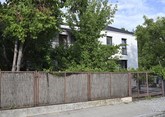 Smutny widok domu Kaczyńskiego. Willa na Żoliborzu się sypie