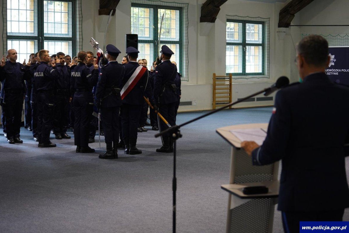 Ślubowanie nowych policjantów w Olsztynie. W szeregi wstąpiło 47 funkcjonariuszy [ZDJĘCIA]
