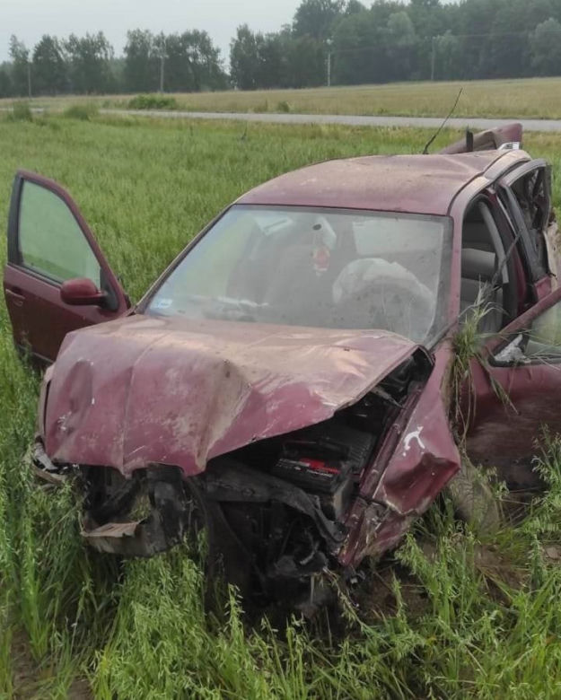 Olesno. 19-letni kierowca dachował w przydrożnym rowie. Całkowicie rozbił seata