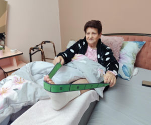 Dramat pod Krakowem. Seniorka czołgała się po jezdni, minęło ją kilkanaście samochodów