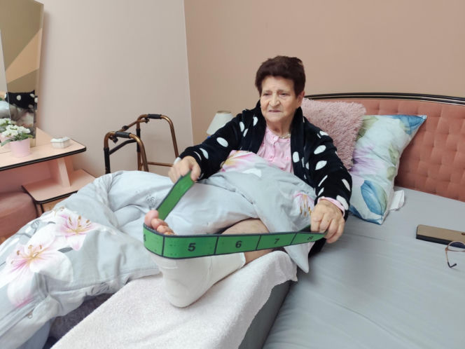 Dramat pod Krakowem. Seniorka czołgała się po jezdni, minęło ją kilkanaście samochodów