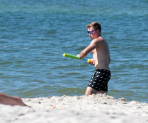 Ale mu Wesoło! Kuba Wesołowski z rodziną na plaży