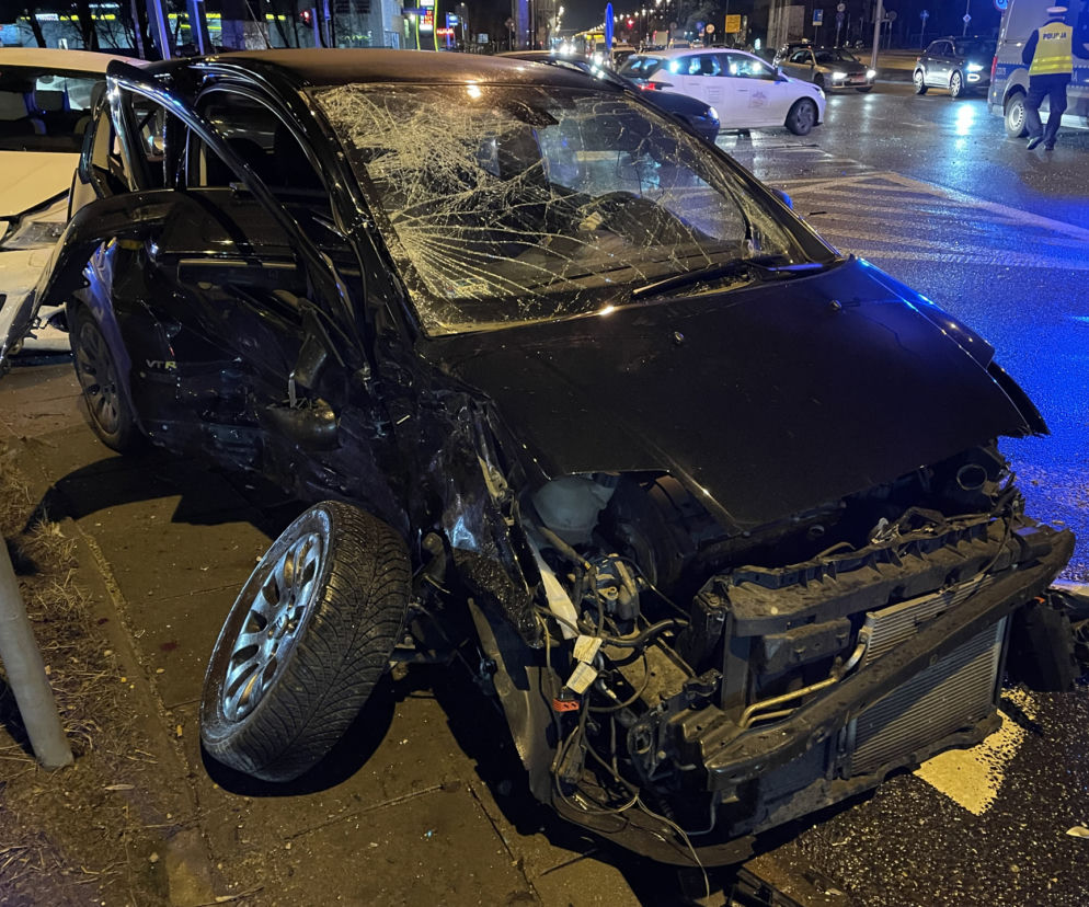 Totalna demolka na Radzymińskiej. Trzy auta rozbite w drobny mak 