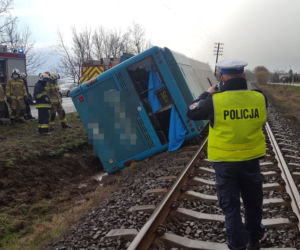 Autobus leżał przy torach! Groza w Papowie Toruńskim