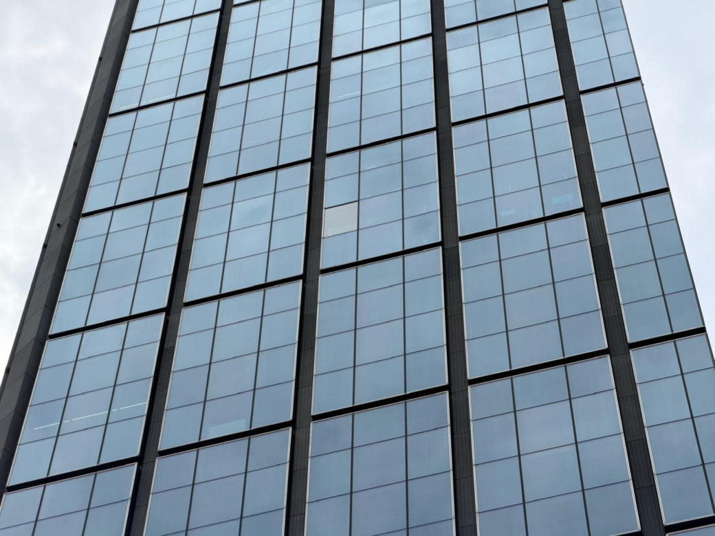 Potężna szyba runęła z Varso Tower! Co się dzieje z najwyższym wieżowcem w UE?