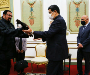 Steven Seagal pojechał do Wenezueli i dał Maduro miecz