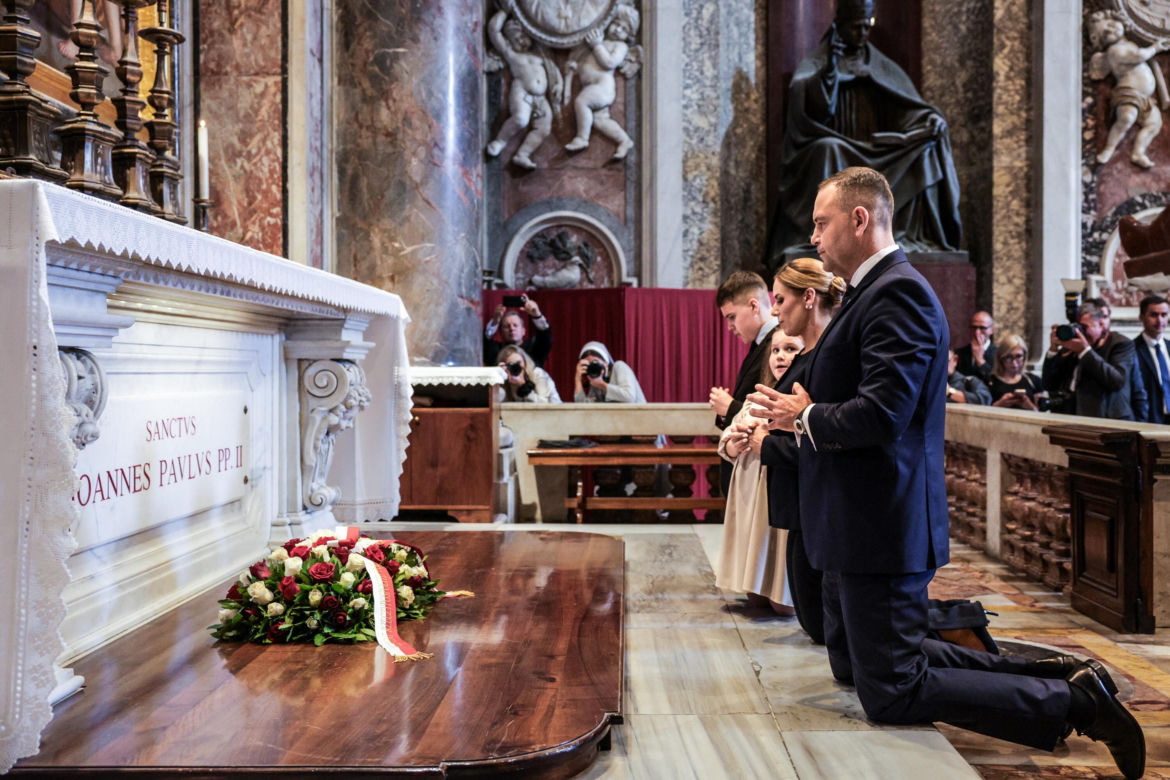 Marta Nawrocka z Kasią zadały szyku w Watykanie. Ekspert jednak narzeka