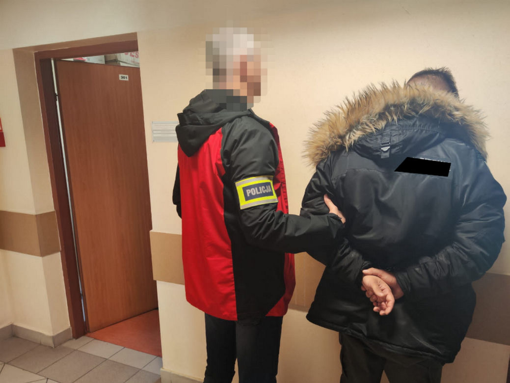 Pościg w centrum Warszawy. 26-latek wjechał w policjanta i wiózł go na masce. Funkcjonariusz ranny, zatrzymany miał narkotyki