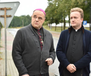 Ranczo 10 sezon. Biskup Kozioł (Cezary Żak), ksiądz Robert (Bartek Kasprzykowski)