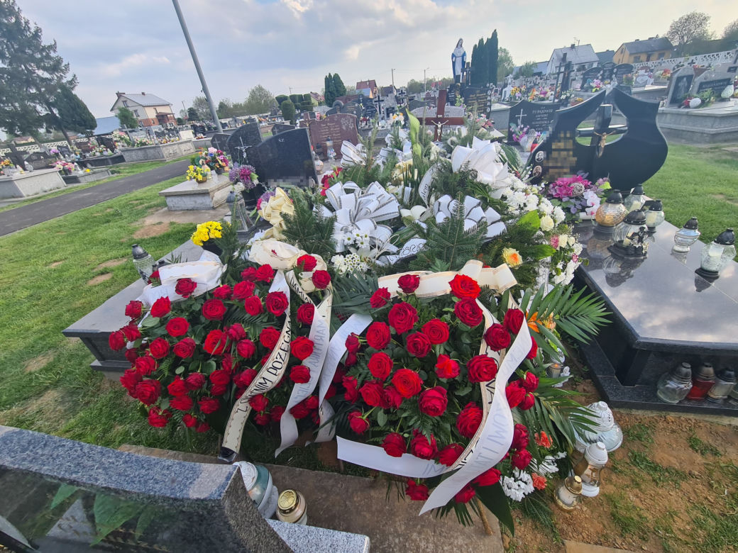 Marcin zginął w tragicznym wypadku w Tryńczy. Grób strażaka tonie w kwiatach [GALERIA]