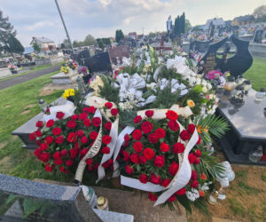 Marcin zginął w tragicznym wypadku w Tryńczy. Grób strażaka tonie w kwiatach [GALERIA]