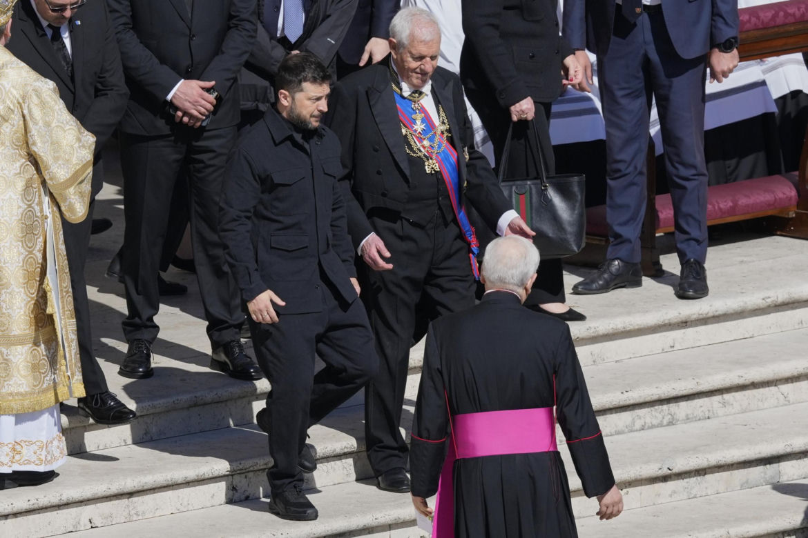 Trump i Zełenski złamali zasady na pogrzebie Franciszka
