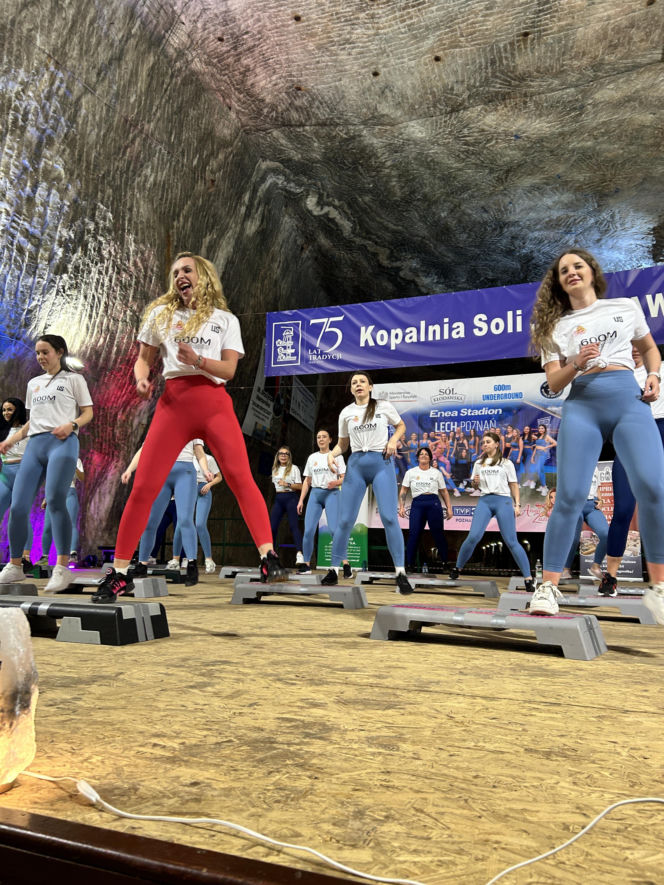 Trening fitness na stepie 600 metrów pod ziemią. Poznanianki zawalczyły o rekord Guinnessa