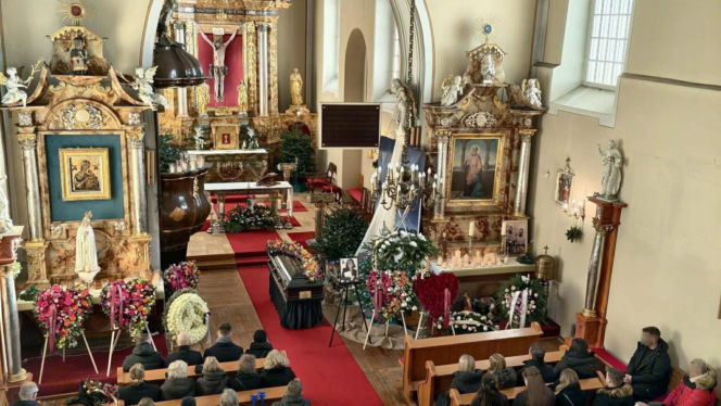 Kolorowe kwiaty okryły trumnę Anity. Wzruszające słowa księdza. "Każdy z nas chciałby mieć taki pogrzeb"