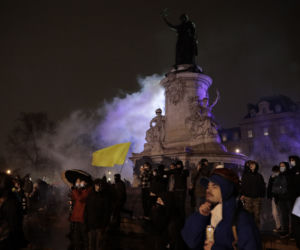 Francja płonie! Wielki atak na policję, dziesiątki rannych