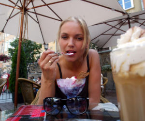 Dominika Chorosińska szczekała w Sejmie. Kiedyś była gwiazdą seriali i pokazywała swoje wdzięki na ekranie DOMIN / Super Express 