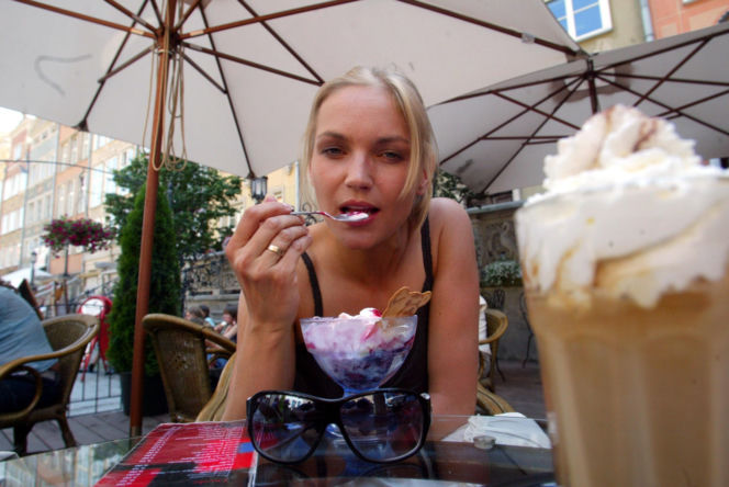 Dominika Chorosińska szczekała w Sejmie. Kiedyś była gwiazdą seriali i pokazywała swoje wdzięki na ekranie DOMIN / Super Express 