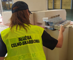 Kuźnica. Betonowe bloczki ukrywały nielegalny ładunek [ZDJĘCIA]