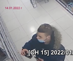 Seria kradzieży w drogerii w Dobrzejewicach koło Torunia. Rozpoznajesz sprawców?