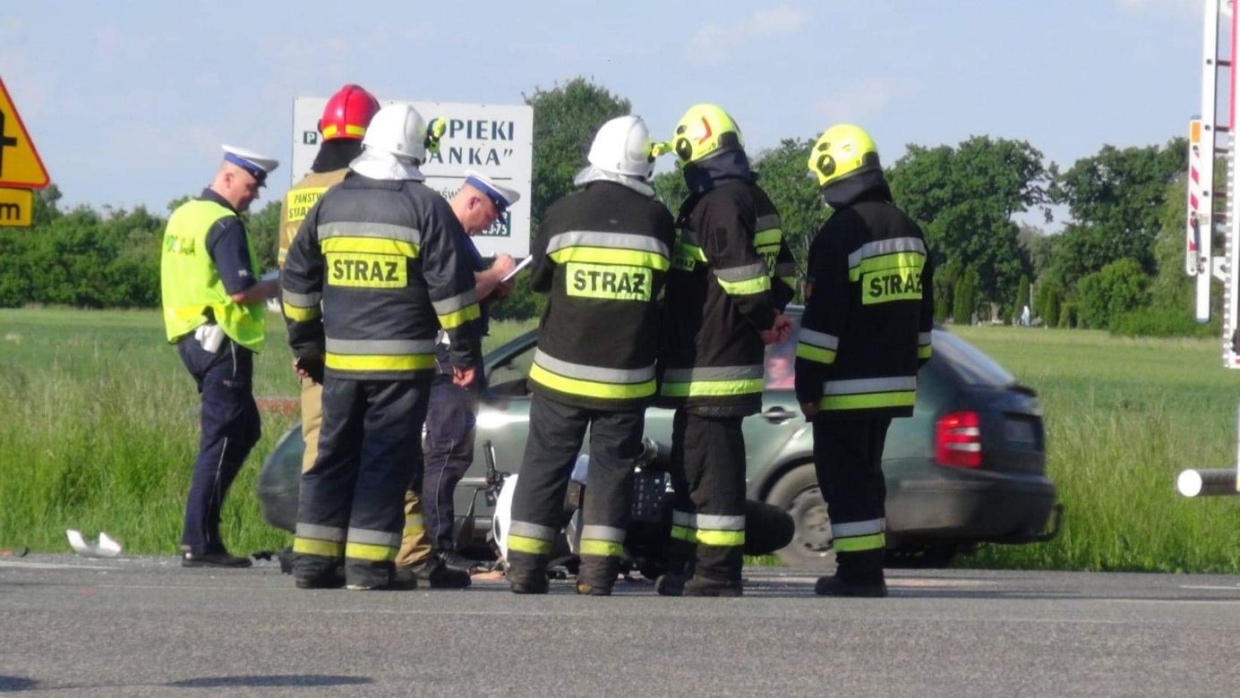 Roztrzaskał się motocyklem o osobówkę. 43-latek trafił do szpitala