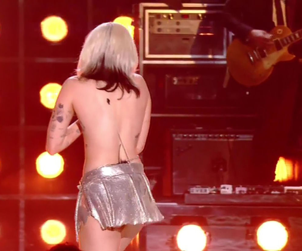 Ciuchy zlecialy z Miley Cyrus na scenie