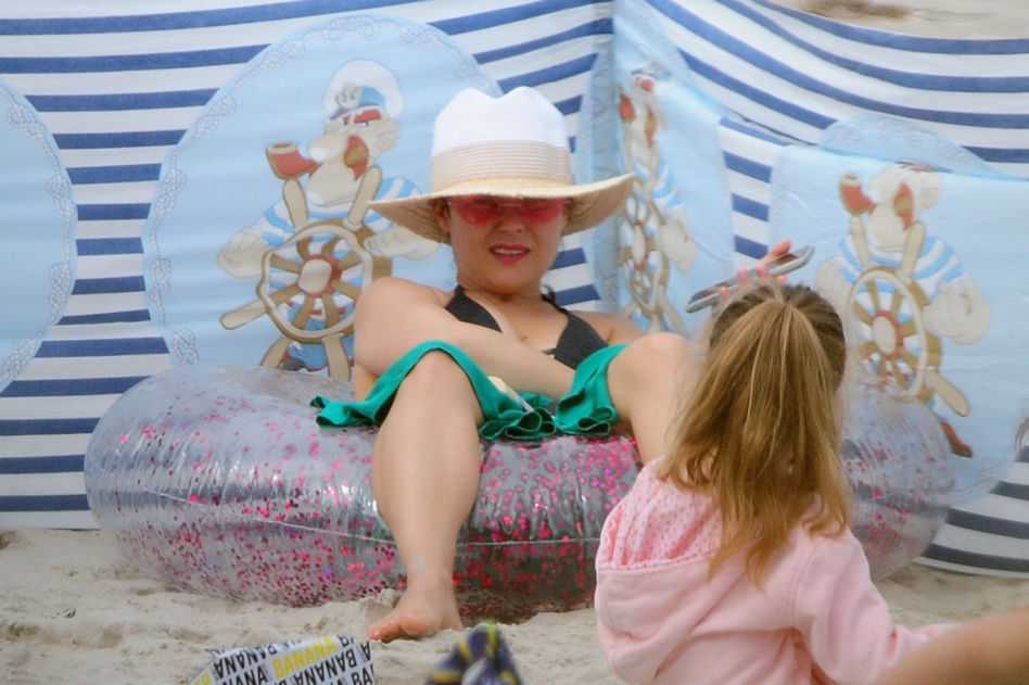 Kasia Cichopek z rodziną na plaży