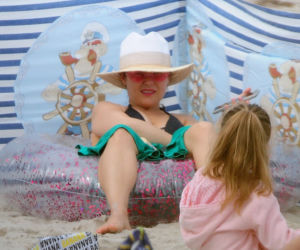 Kasia Cichopek z rodziną na plaży