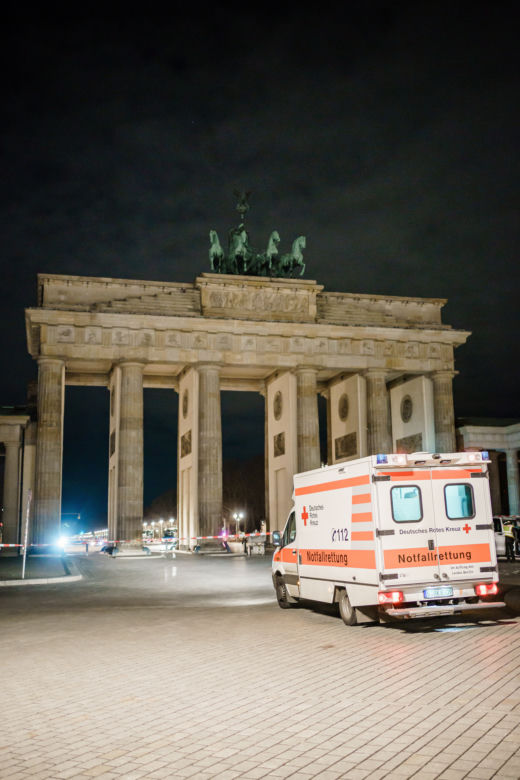 Mercedes z polskimi rejestracjami wjechał w Bramę Brandenburską! Nie żyje mężczyzna 